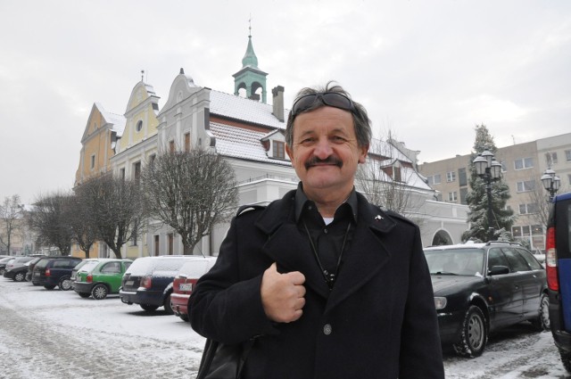 - Może i jestem wariatem, ale chcę poświęcić resztę życia pomaganiu - mówi radny Stanisław Konarski.