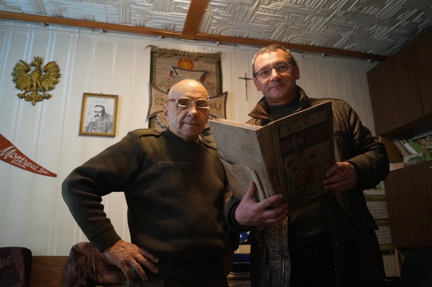 Ryszard Kowal (po lewej) i Jacek Sypień z kroniką