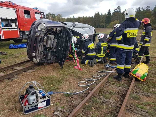 Strażacy z 10 jednostek OSP ratowali osoby poszkodowane podczas zderzenia samochodu osobowego z lokomotywą kolejki wąskotorowej. Na szczęście było to tylko element ćwiczeń na terenie pow. augustowskiego.