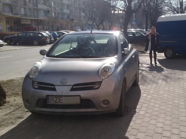 Kierowca nissana na parking także wybrał chodnik.