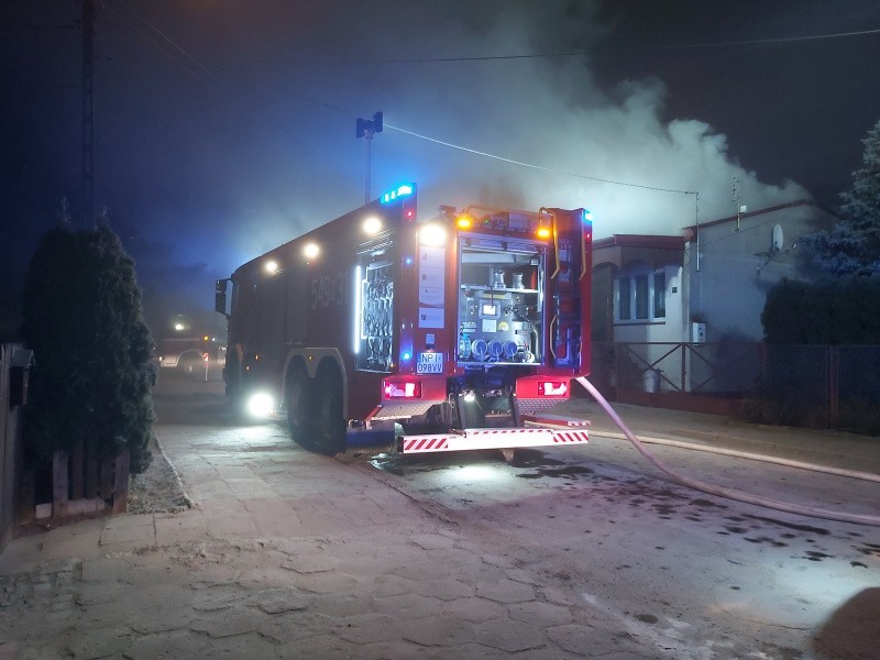 Pisz. Pożar budynku przy ul. Jagiełły. Rodzina w środku nocy uciekała z płonącego domu (zdjęcia)