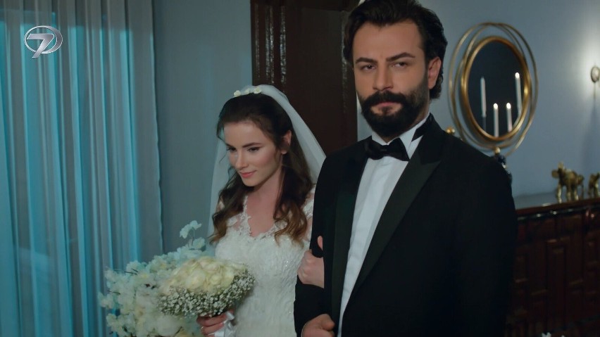 Emir (Gökberk Demirci) i Feride (Cansu Tuman) poznali się w...