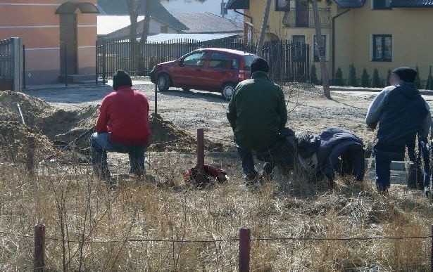 Pracownicy Zakładu Gospodarki Komunalnej odkopali fragment wodociągu. Na zdjęciu "prace&#8221; przy usuwaniu awarii wodociągu.