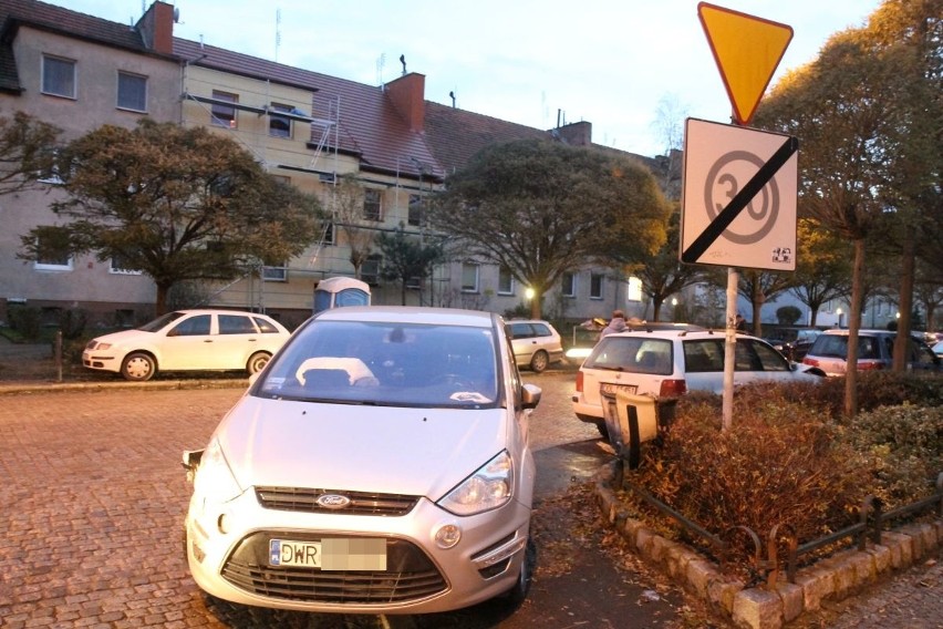 Wypadek na Biskupinie. Zderzenie volkswagena z fordem (ZDJĘCIA)