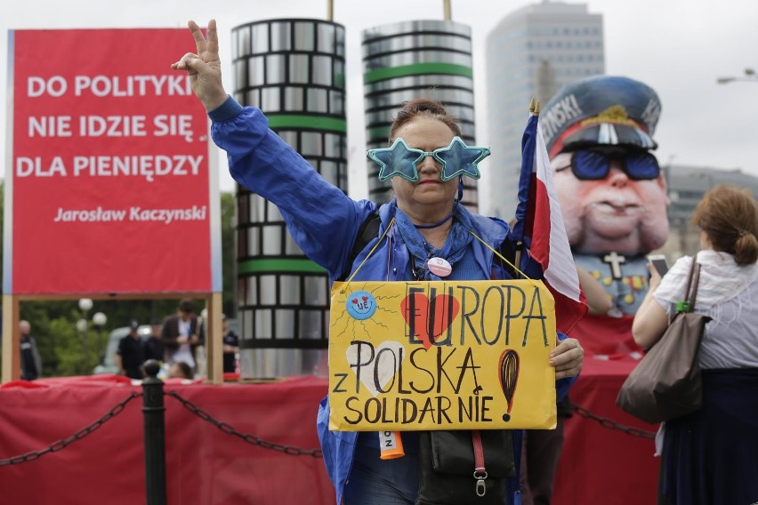 Marsz "Polska w Europie". Donald Tusk wsparł Koalicję...