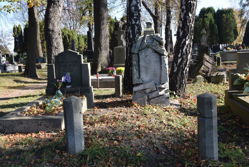 Tradycyjna kwesta na częstochowskich cmentarzach. Będą zbierać pieniądze na ratowanie nagrobków