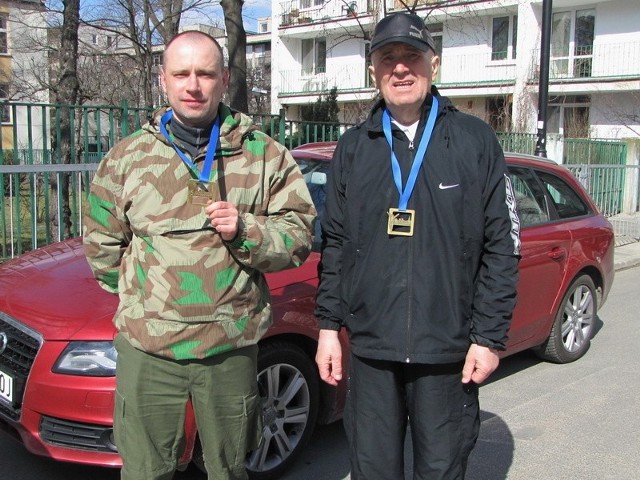 Wśród uczestników 6. Półmaratonu Warszawskiego byli Sławomir Deptuła (z lewej) i Jerzy Stępczyński (z prawej) z Ostrowi.