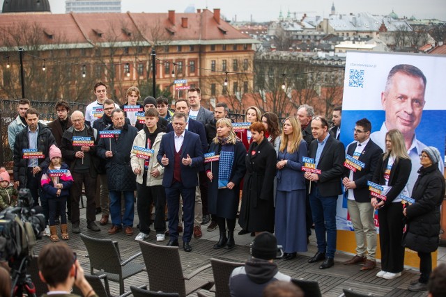 Prof. Stanisław Mazur zainaugurował kampanię na dachu Herbewa przy Nowym Kleparzu. Wsparcia udzielili mu m.in. znani aktorzy: Dorota Segda i Tomasz Schimschiner