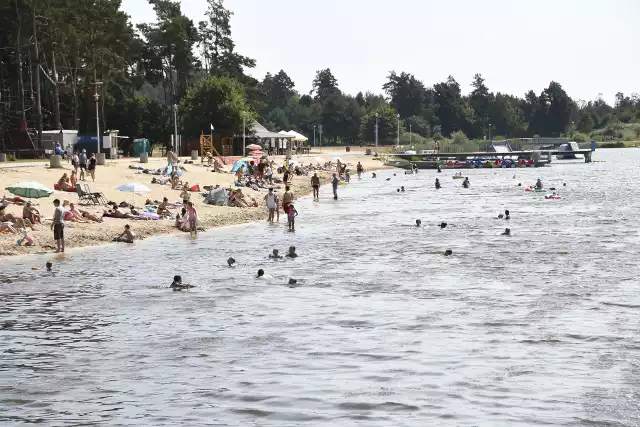Niedziela, 16 sierpnia, wprost zachęcała do wypoczynku nad wodą. Tłumy pojawiły się na kąpielisku w Łabędziowie koło Morawicy. Z kąpieli słonecznych i wodnych w sierpniową niedzielę korzystały głównie rodziny z dziećmi i młodzież. Pogoda dopisywała. Na niebie nie było żadnego obłoczka a słupek rtęcią na termometrze pokazywał 27 stopni Celsjusza.   Jak wyglądała niedziela na plaży w Morawicy? Zobaczcie na kolejnych slajdach 
