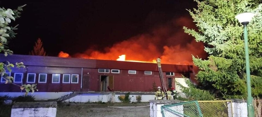 Potężny pożar budynku po przedszkolu w Chęcinach. Na miejscu działało 12 zastępów straży pożarnej [ZDJĘCIA]
