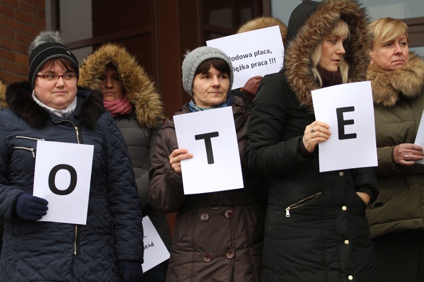 Pracownicy tarnobrzeskich sądów protestują. - Już mamy dosyć pracy za grosze - mówią (zdjęcia)