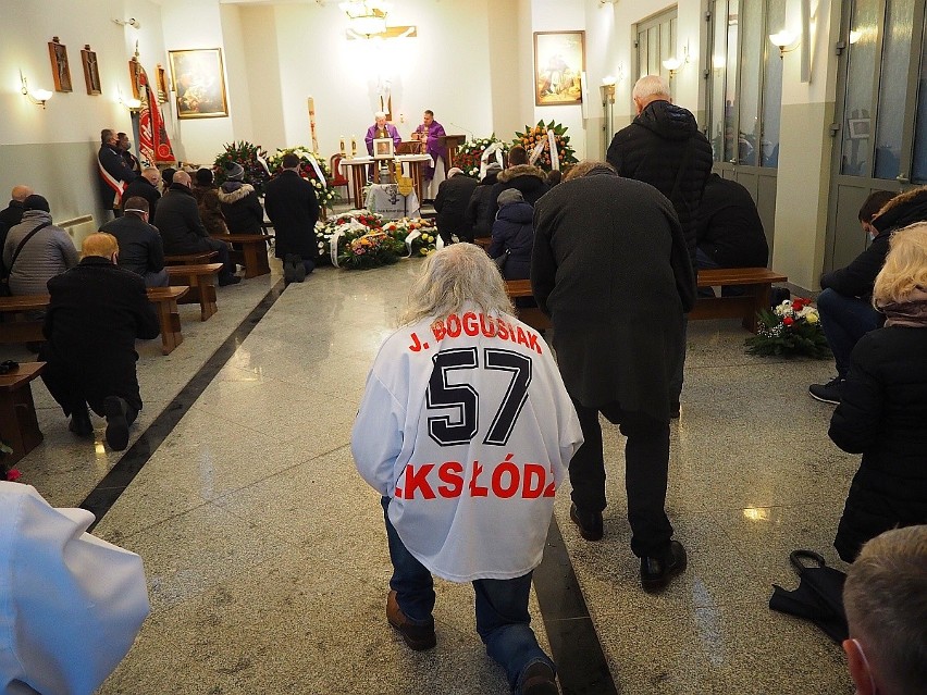Hokejowy krążek trafił do grobu wybitnego ełkaesiaka - Adama Kopczyńskiego