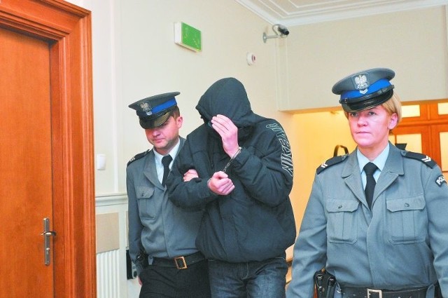 Oskarżony o zabójstwo Mateusz M. (na zdjęciu) zasłaniał się przed obiektywami aparatów fotograficznych i kamer. Również na sali sądowej zakrywał twarz.