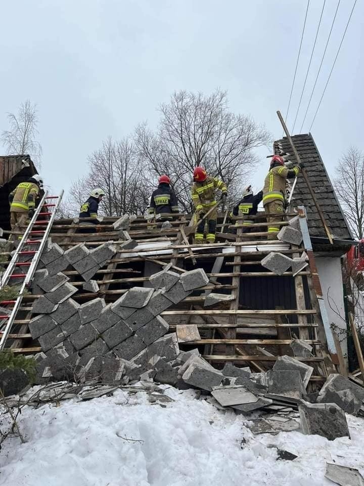 Gmina Dobra. Runął dach budynku. Powodem śnieg i silny wiatr 