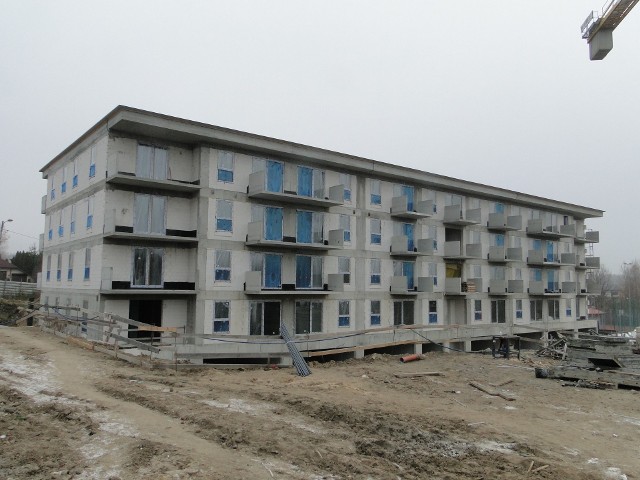 Tak teraz wygląda stan budowy apartamentowca na nowym osiedlu w Przysusze.