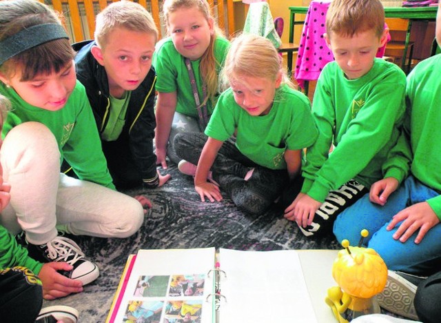 Pszczółka Maja, przez kilka lekcji, pomagała dzieciom z klasy III w Mariówce uczyć się języka angielskiego.