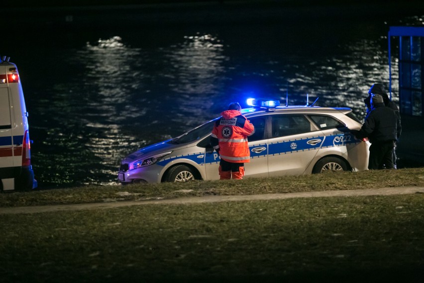 Z Wisły w centrum Krakowa wyciągnięto zwłoki [KRÓTKO]