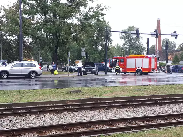 Pożar auta na skrzyżowaniu ulic Królowej Jadwigi i Focha