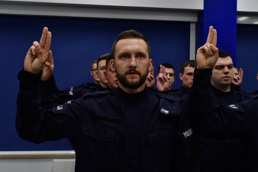 Nowi policjanci w podlaskiej policji. 40 funkcjonariuszy wstąpiło właśnie do służby. Zobacz zdjęcia ze ślubowania!