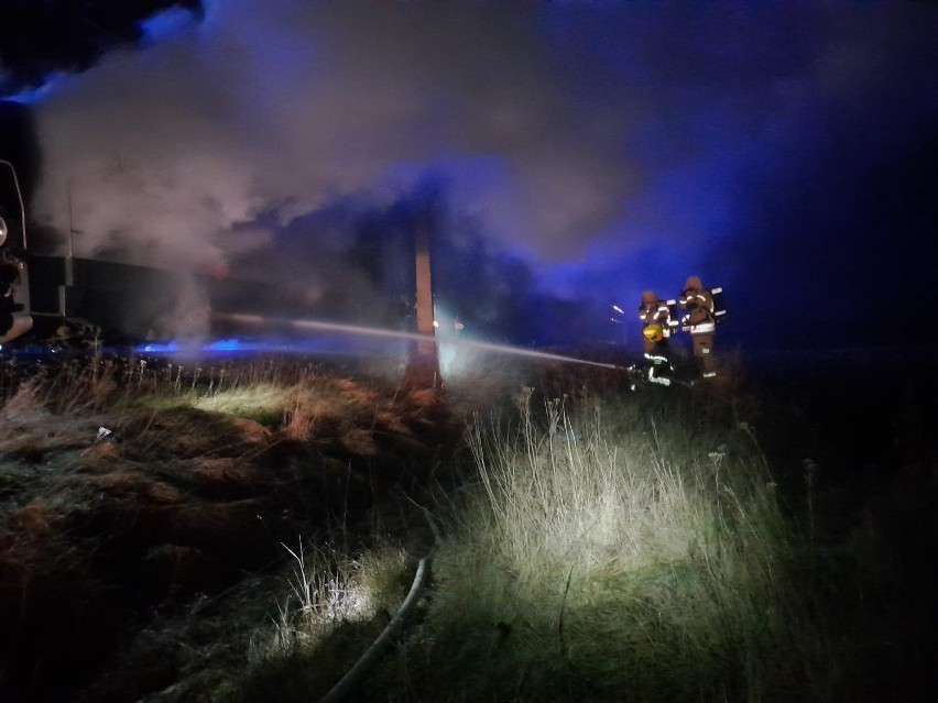 Pożar lokomotywy w pobliżu miejscowości Cieszyno. Dojazd do miejsca był utrudniony [ZDJĘCIA]