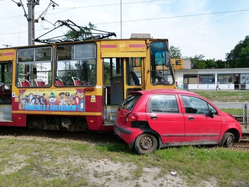 Wypadek na al. Piłsudskiego. Tramwaj staranował auto! [zdjęcia, FILM]