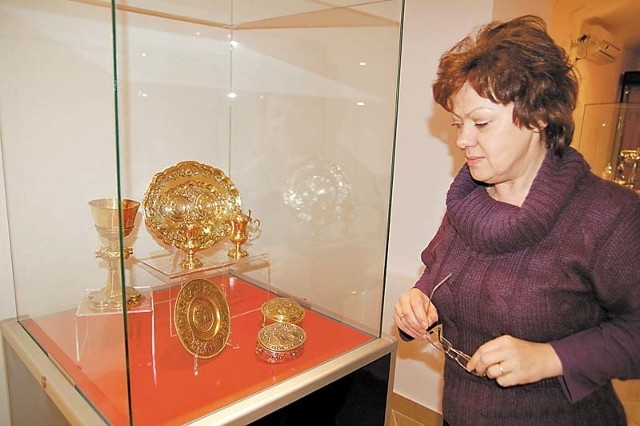 Jadwiga Kowalczyk-Kontowska prezentuje pozłacaną paterę z Norymbergi. W zeszłym roku muzeum w Szczecinku przeszło także remont i osuszanie piwnic, dzięki którym powiększyła się sala wystawowa sreber. 
