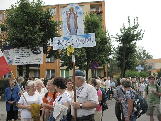 Grupa 1 starachowickiej pielgrzymki ruszyła sprzed kościoła Wszystkich Świętych z wizerunkiem Św. Barbary.