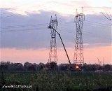 Tragedia w Chełmie Śląskim. Zwęglone zwłoki kilka godzin wisiały na słupie energetycznym. 40-latek śmiertelnie porażony prądem podczas pracy