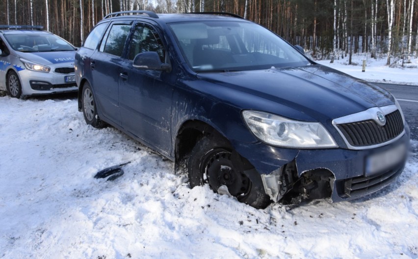 Wypadek na DK 62 w Pustych Łąkach. 72-letni mieszkaniec Łochowa wjechał w drugi pojazd, a potem w drzewo