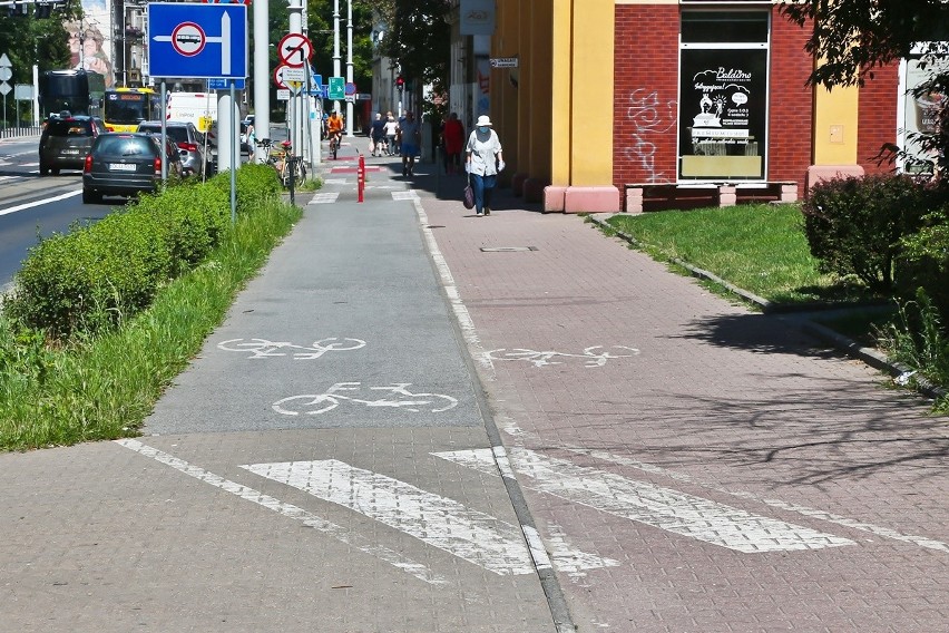 Ulica Hubska. Błędne oznaczenie na ścieżce rowerowej.