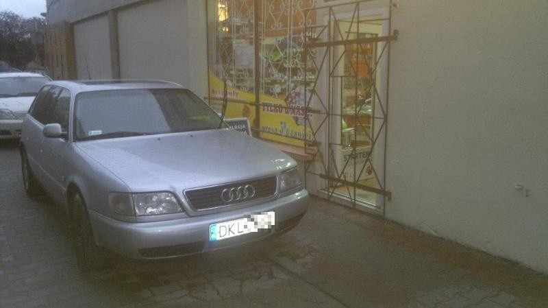 Auto na chodniku zablokowało wejście do sklepu. Kto ma je odholować? (ZDJĘCIA)