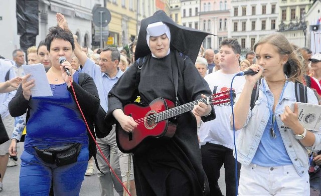 Pielgrzymowanie do Częstochowy odbywa się przy dźwiękach muzyki.