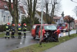 Poważny wypadek na Mostnika w Lęborku. Młodzi ludzie uderzyli busem w drzewo