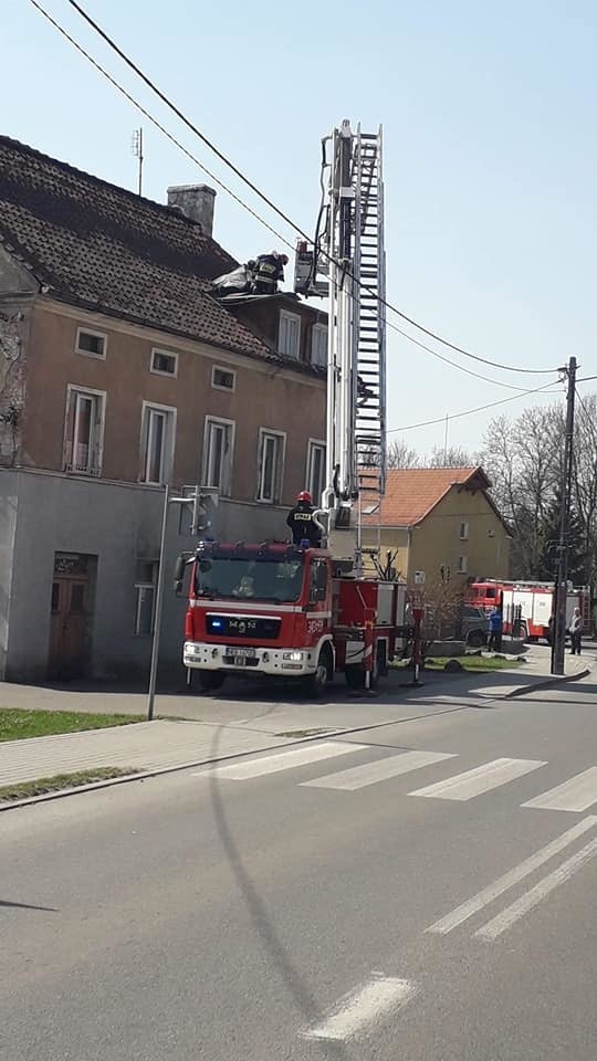 W Młynarach koło Elbląga silny wiatr zerwał dach z budynku...