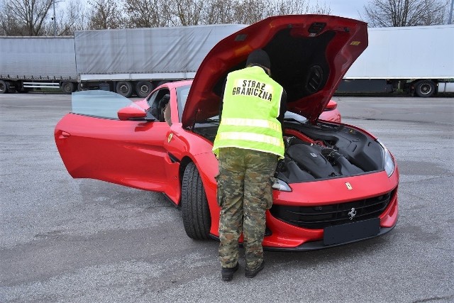 Kierowca zestawu ciężarowego przewoził na lawecie samochód osobowy marki Ferrari Portofino (rok prod. 2019) o szacunkowej wartości 1,2 mln zł.