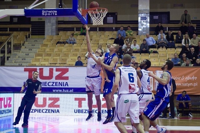 Marcin Nowakowski (z piłką) poprowadził koszykarzy Stabill Jeziora Tarnobrzeg do pierwszego ligowego zwycięstwa w tym sezonie.