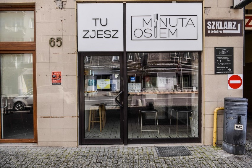 Ul. Świętojańska w Gdyni. Niektóre restauracje są otwarte