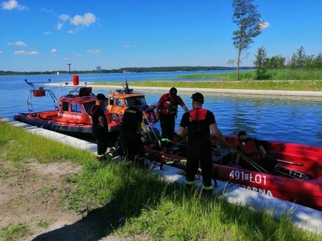 Jezioro Tałty. Akcja wydobycia łodzi motorowej, która zatonęła 18.06.2022 r. Śmierć w wyniku zdarzenia poniosło 8-letnie dziecko. 24.06.2022