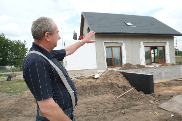 Pierwszy w Polsce dom idealny prawie gotowy. Powstaje niedaleko Kielc. Zobacz niezwykłe rozwiązania (ZDJĘCIA)Jedna strona dachu będzie w całości pokryta solarami, na drugiej posadzona zostanie roślinność.