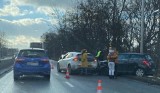 Wypadek trzech aut i potężne korki na wyjeździe z Wrocławia [ZDJĘCIA]