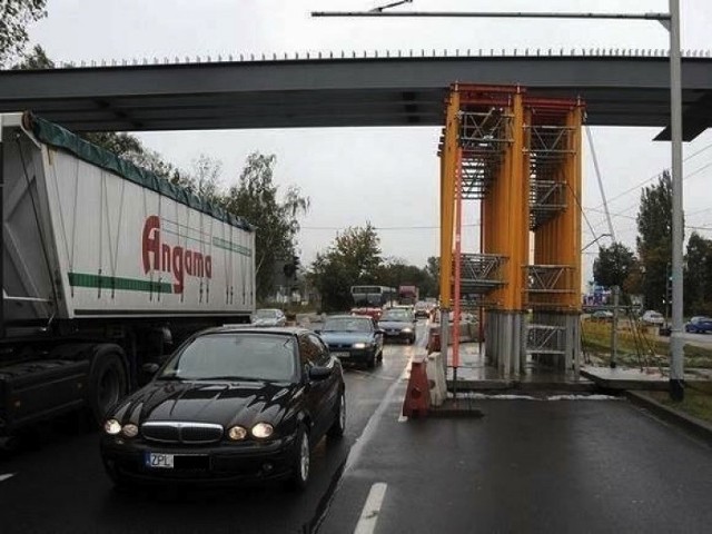 Szczecin: Kłopoty z kładkami na Gdańskiej utrapieniem kierowców