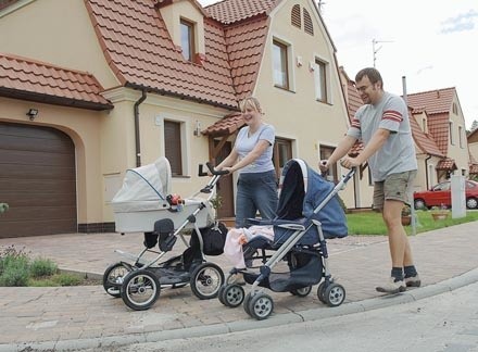 Karolina Walicht i Piotr Powichrowski znają się już bardzo długo. Teraz razem wychodzą na spacery ze swoimi dziećmi, które urodziły się już na osiedlu.