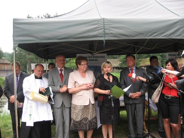 Gości powitała Ilona Jaroszek, dyrektor Muzeum Wsi Radomskiej. Z prawej marszałek Mazowsza, Adam Struzik