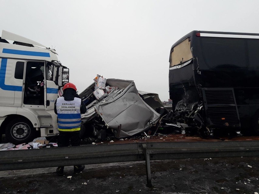 Wypadek na DK 1 koło Radomska. Ciężarówka zderzyła się z busem. Ranni [ZDJĘCIA]