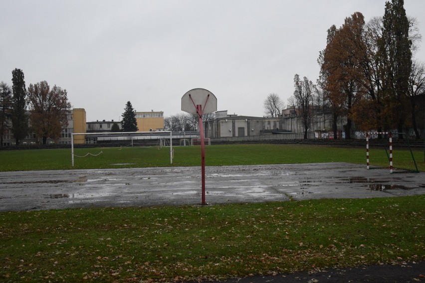 Stan stadionu sportowego przy ul. Piekarskiej w Jarosławiu...