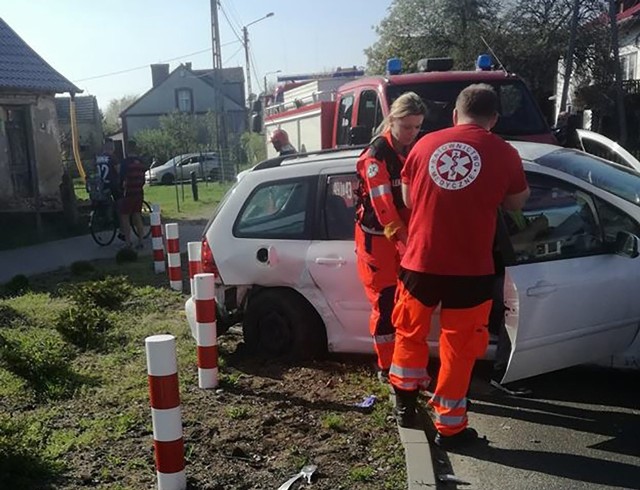 Do wypadku doszło w czwartek, 19 kwietnia, w Łubiance na trasie z Myśliborza do Barlinka. Kierujący peugeotem wymusił pierwszeństwo na kierowcy bmw. Do wypadku doszło po godz. 16.00. Kierowca bmw jechał drogę przez miejscowość Łubianka w kierunku Gorzowa. Wtedy drogę zjechał u peugeot. Doszło do zderzenia.Na miejsce dojechały wozy straży pożarnej, karetka pogotowia ratunkowego oraz policja. Przyleciał również śmigłowiec lotniczego pogotowia ratunkowego. Ranny kierowca bmw został zabrany do szpitala karetką pogotowia ratunkowego.Zobacz też: Poważy wypadek w Gorzowie. Pięć osób rannych. Osobówka prawdopodobnie zderzyła się z ciężarówką i uderzyła w drzewo