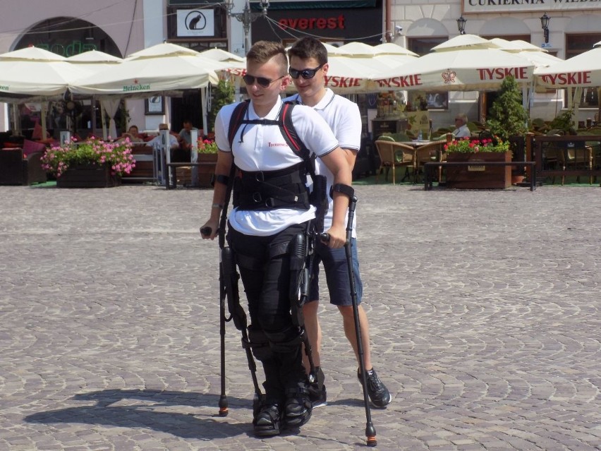 Michał spacerował rzeszowskim po Rynku, mimo że nie może chodzić