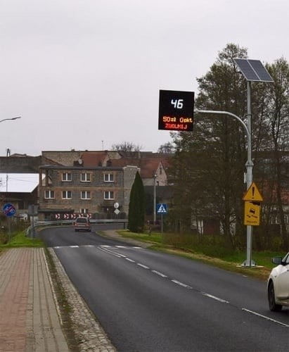 Znaki przy drogach powiatowych ostrzegają, mierzą prędkość i wskazują wysokość kary