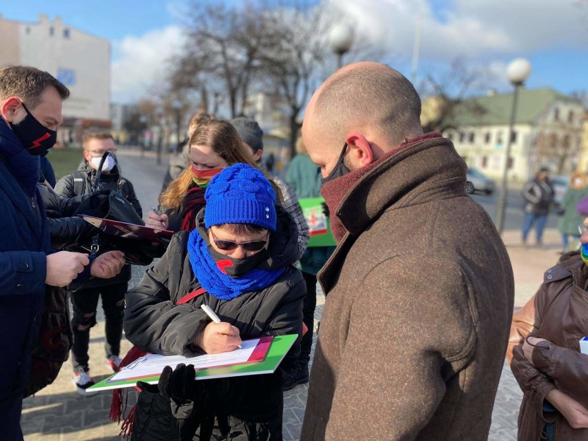 Działaczki wspierane m.in. przez polityków Lewicy pojawiły...