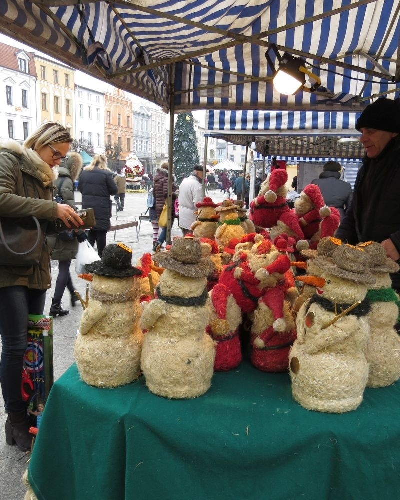 Trwa jarmark świąteczny na brodnickim Dużym Rynku. Jest św. Mikołaj, renifer, można zrobić zakupy... 